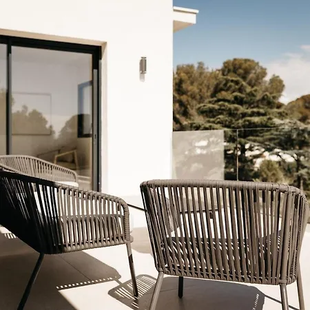 Spacious With Pool Close To The Beaches Vila