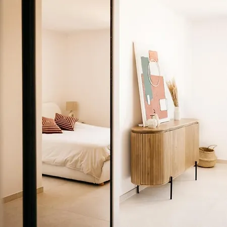 Spacious With Pool Close To The Beaches Vila