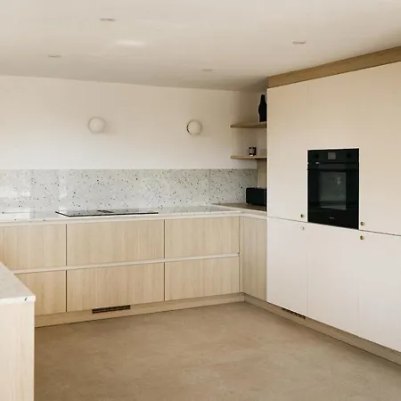 Vila Spacious With Pool Close To The Beaches