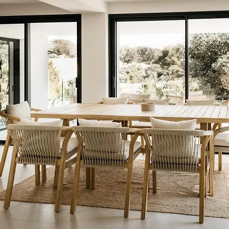 Spacious With Pool Close To The Beaches Vila